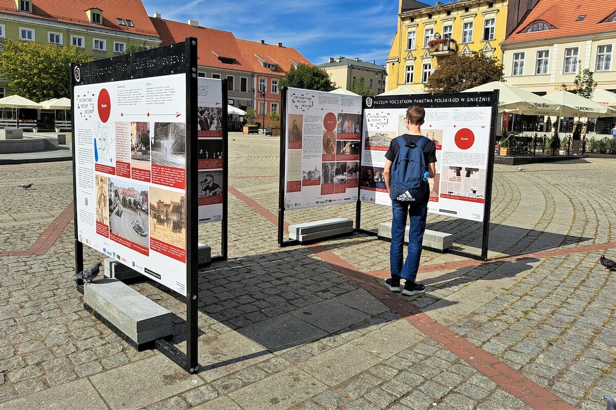 Wystawa plenerowa "Przystanek: Rynek"