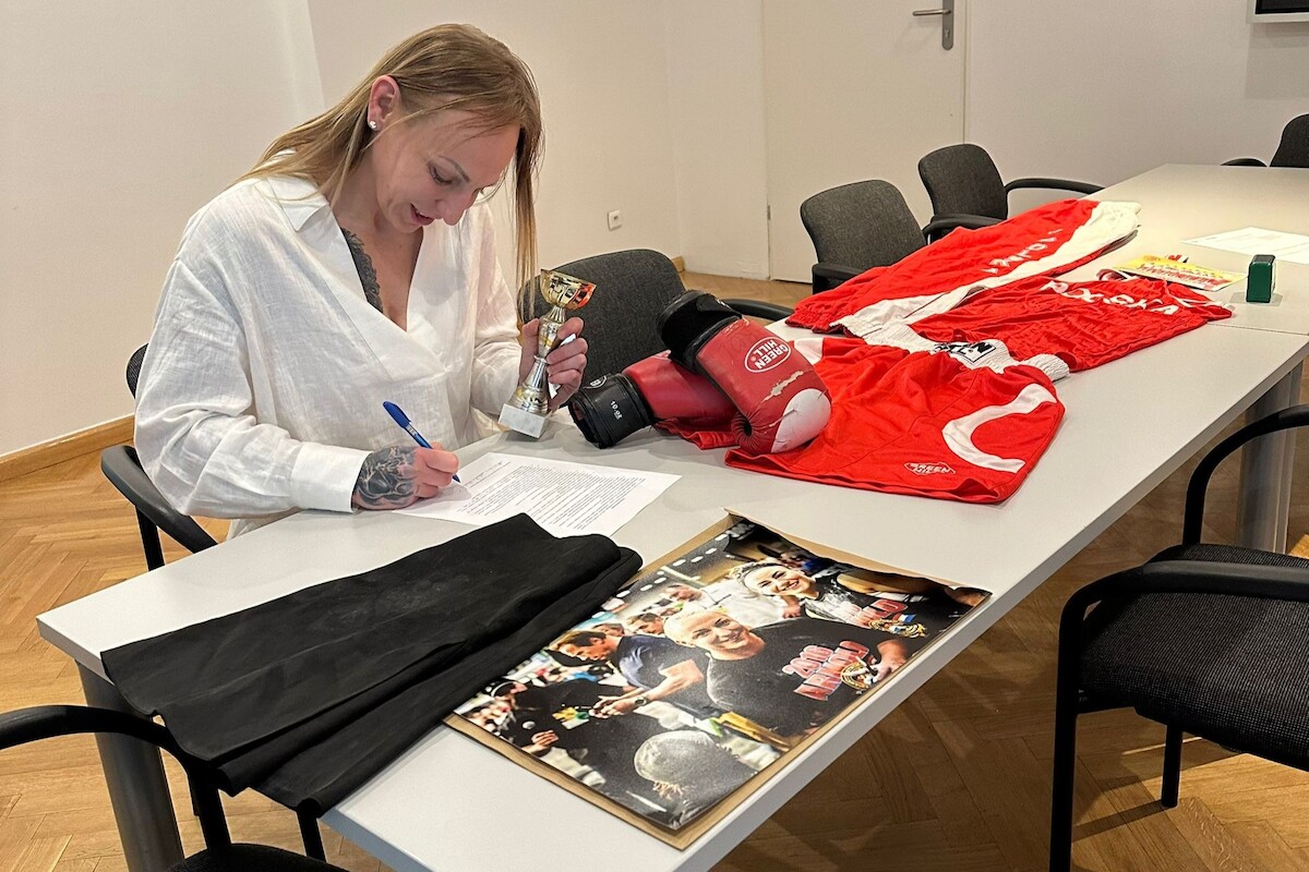 Aktualności - Sportowe pamiątki Karoliny Koszeli w zbiorach Muzeum Początków Państwa Polskiego