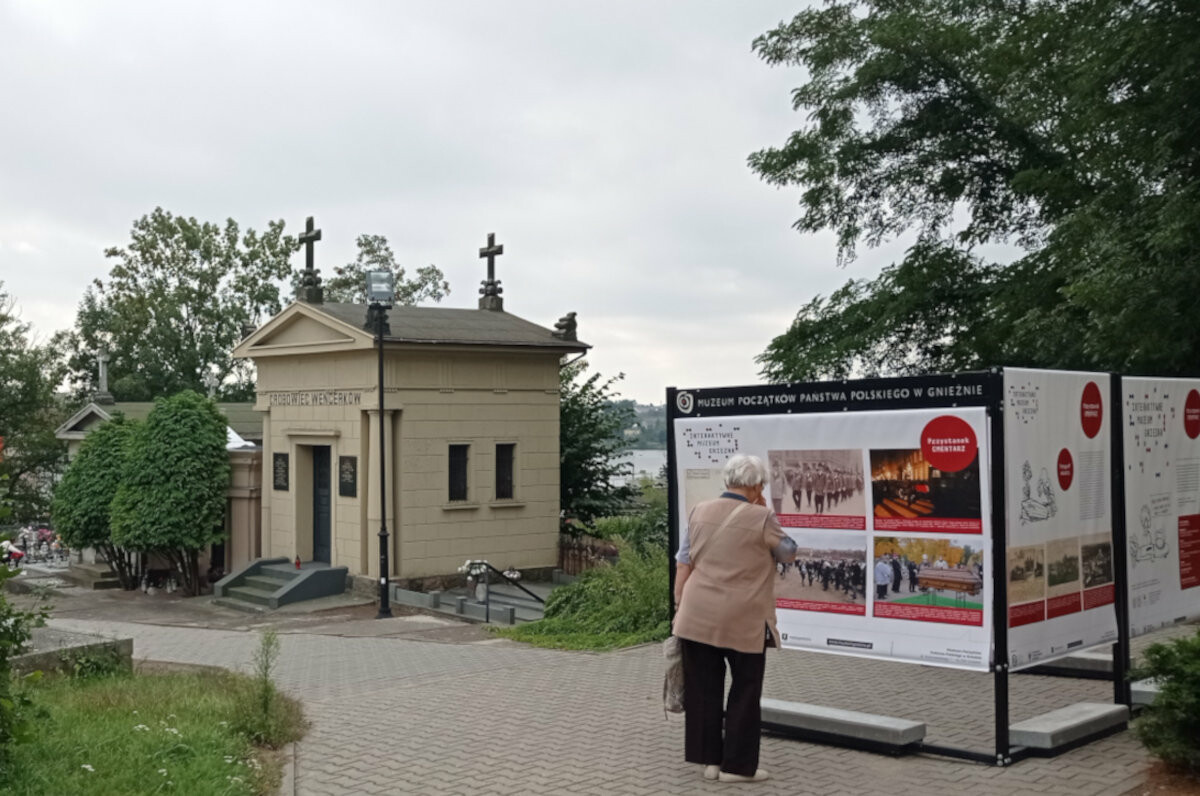 Zdjęcie ilustrujące artykuł: Wystawa plenerowa „Przystanek: Cmentarz” Zdjęcie ilustrujące artykuł: Wystawa plenerowa „Przystanek: Cmentarz”